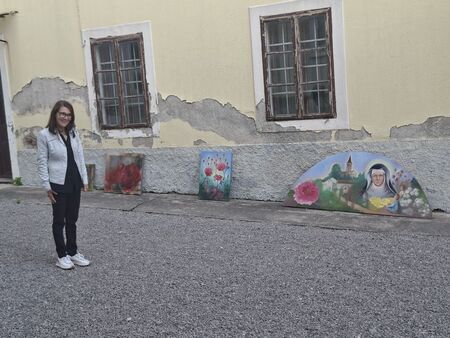 Anamarija Stibilj Šajn v svojem elementu med slikarji in njihovimi deli  (1)